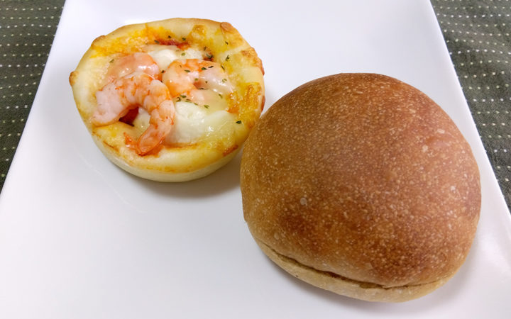 ベイクアップさんの黒糖バターとエビグラタンパン