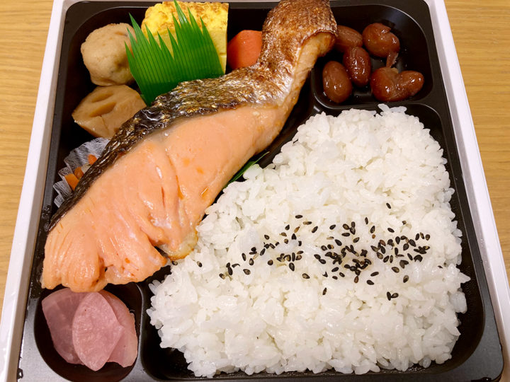イトーヨーカドー丸大さんの鮭弁当は大きな焼鮭がボリューム満点