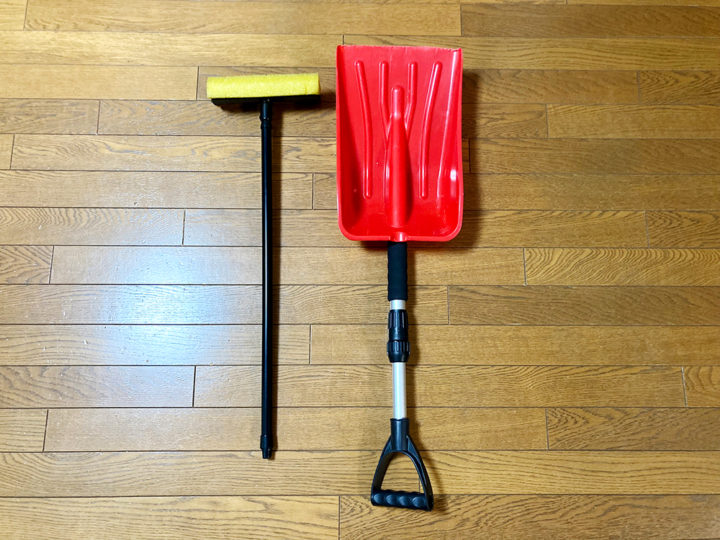 冬の車の必需品、スノーブラシとスコップ