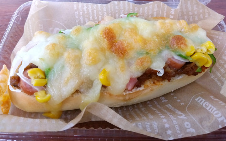 ふるまちコッペさんの、粗挽きソーセージとベーコンのコッペピザ