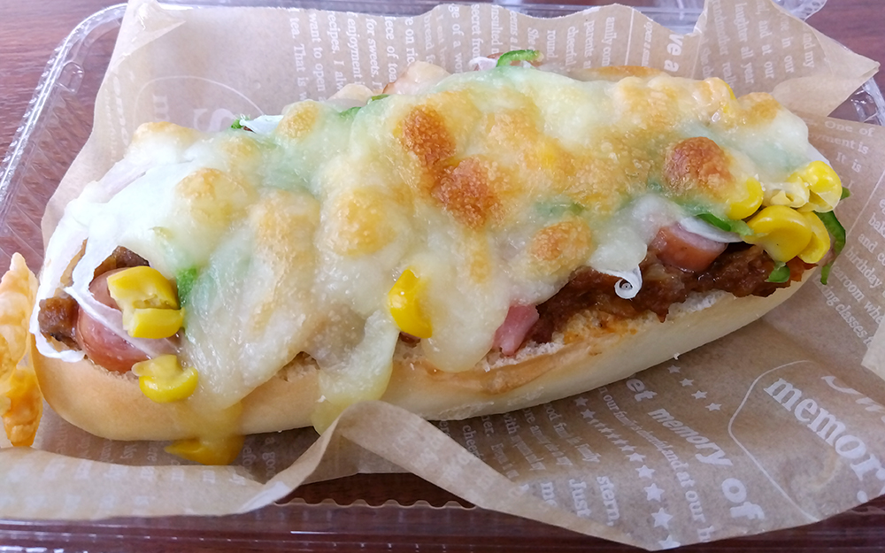 ふるまちコッペさんの、粗挽きソーセージとベーコンのコッペピザ