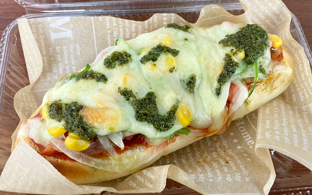 ふるまちコッペさんの、野菜たっぷりゴロっとトマトバジルのコッペピザ