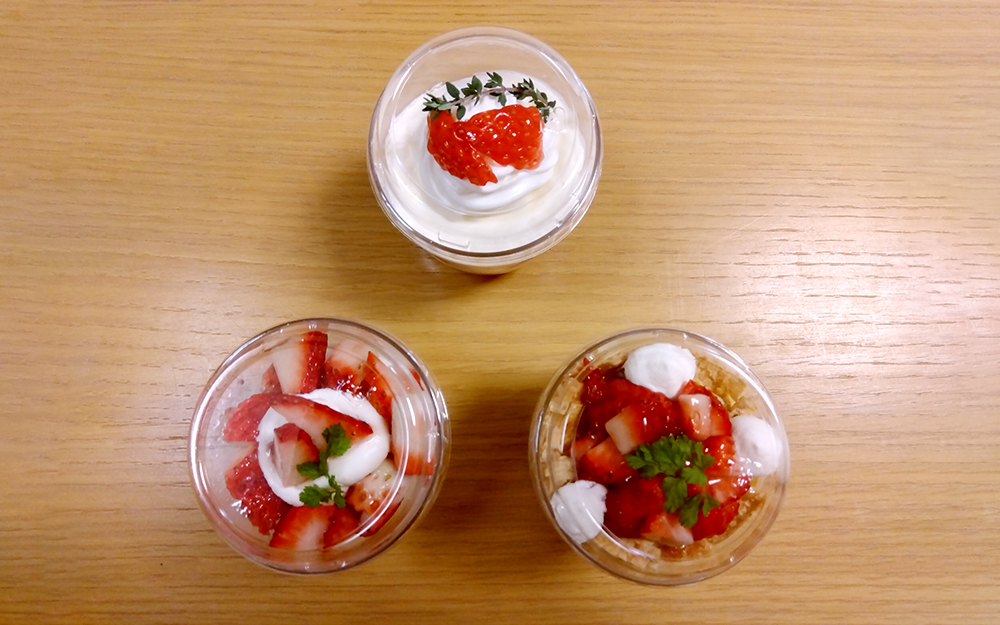 アトリエムズさんのカップケーキ。上から見るとカットされたイチゴがお花のよう。