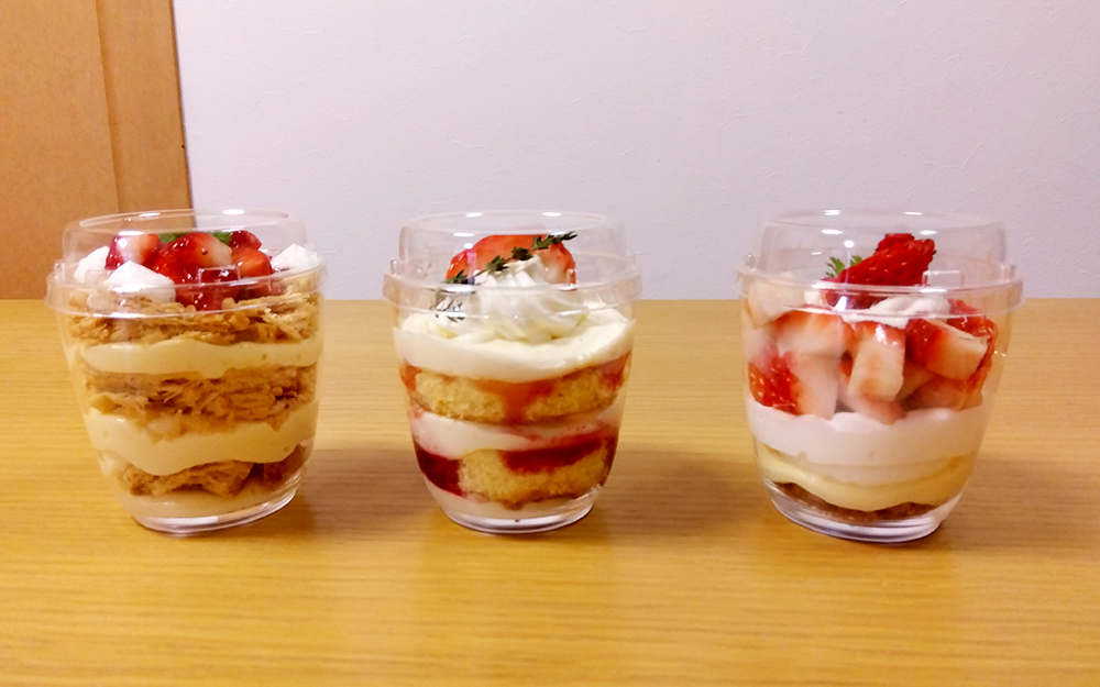 アトリエムズさんのカップケーキ。透明なカップから見える断面もとっても美味しそう。